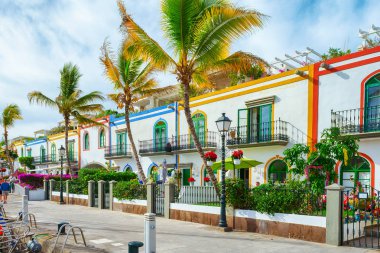 Gran Canaria İspanya. 6 Aralık 2018. Gran Canaria sokakları. Bir sahil şeridinde güzel, canlı çok renkli evler ve palmiye ağaçları. Mimari. Seyahat.