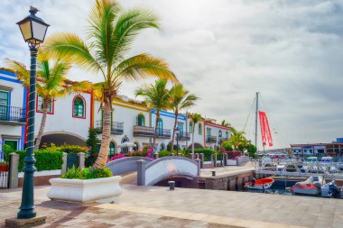 Gran Canaria İspanya. 6 Aralık 2018. Gran Canaria sokakları. Bir sahil şeridinde güzel, canlı çok renkli evler ve palmiye ağaçları. Mimari. Seyahat.