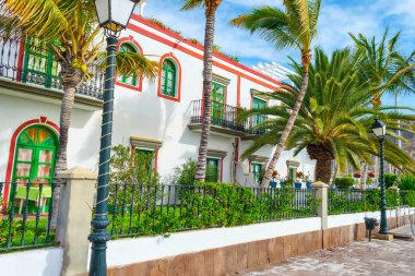 Gran Canaria İspanya. 6 Aralık 2018. Gran Canaria sokakları. Bir sahil şeridinde güzel, canlı çok renkli evler ve palmiye ağaçları. Mimari. Seyahat.