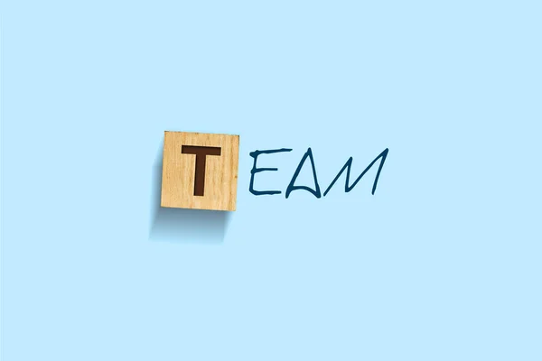 Concept team. De inscriptie op houten blokken op een blauwe achtergrond. Geïsoleerd. Business. — Stockfoto