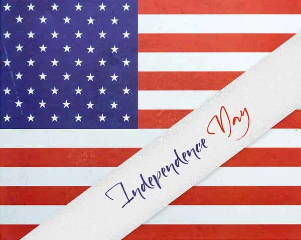 La mulţi ani din 4 iulie. Ziua Independenței Statele Unite ale Americii fundal. Inscripția de pe fundalul drapelului SUA . — Fotografie, imagine de stoc