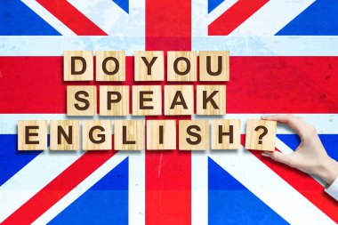 İngilizce biliyor musunuz ahşap bloklar üzerinde yazıt, İngiltere bayrağının arka plan. Okul için konsept, İngilizce dil kursları.