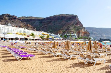 Sahilde şezlonglar ve şemsiyeler. Gran Canaria plajları. İspanya. Rahatlama.