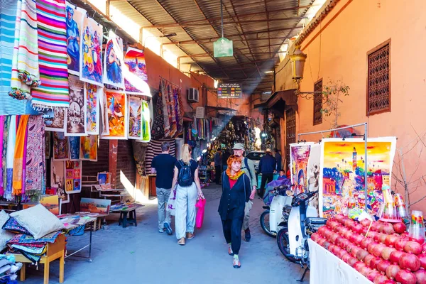 Fas. Marakeş. 8 Aralık 2018. Marakeş hediyelik eşya dükkanları ile güzel sokaklar, Fas Alışveriş Seyahatler