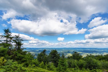 Güzel bulutlar ile dağ manzara. Ukrayna. Karpatlar. Seyahat.