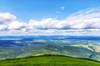 Güzel bulutlar ile dağ manzara. Ukrayna. Karpatlar. Seyahat.