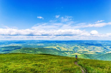 Güzel bulutlar ile dağ manzara. Ukrayna. Karpatlar. Seyahat.