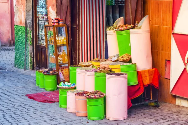 Tienda con diferentes especias. Marruecos. Marrakech. Viajes . — Foto de Stock