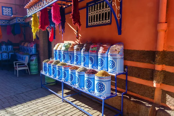 Tienda con diferentes especias. Marruecos. Marrakech. Viajes . — Foto de Stock