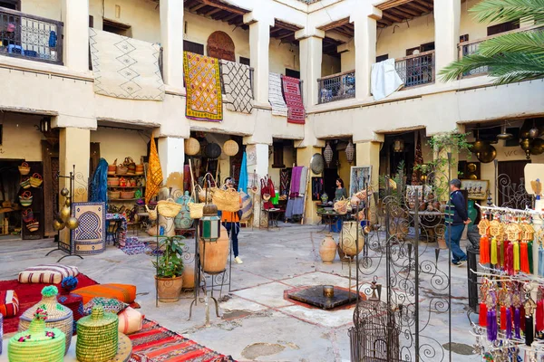 Marocco. Marrakech. 8 dicembre 2018. Belle strade con negozi di souvenir a Marrakech, Marocco Viaggi Shopping — Foto Stock