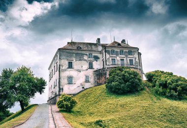 Bulutlu bir gökyüzü arka plan üzerinde güzel eski kale. Ukrayna. Olesky kalesi. Turistik yer. Seyahat. Mimari.