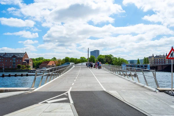 Bellissimo ponte pedonale, in bicicletta sul canale. Danimarca. Copenaghen. Architettura. Attrazioni . — Foto Stock