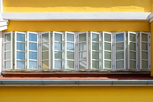 노란색 벽에 오래 된 아름 다운 창입니다. 아키텍처. — 스톡 사진