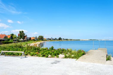 Tekneler için bir iskele ile denize yakın köyün güzel görünümü. Danimarka. Dragor, ne zaman? Denizcilik mimarisi.