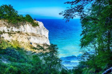 Uçurumdan güzel deniz manzarası. Üstte görüntü.