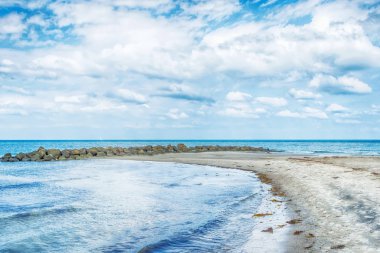 Kumlu plaj ve güzel bulutlu gökyüzü ile güzel deniz manzarası. Doğa. Rahatlama.