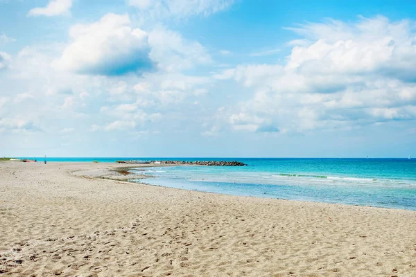 모래 해변과 아름다운 흐린 하늘과 아름다운 바다 경관. 자연. 휴식. — 스톡 사진