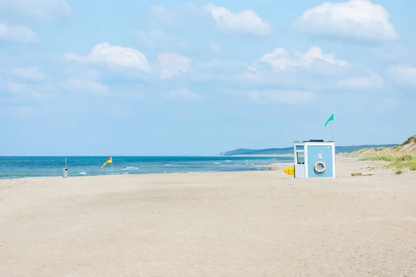 모래 해변에 구조 역. 휴식. 안전한 휴식. — 스톡 사진