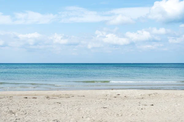 모래 해변과 아름다운 흐린 하늘과 아름다운 바다 경관. 자연. 휴식. — 스톡 사진