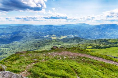 Güzel bir bulutlu gökyüzü ile güzel dağ manzara. Dağ manzarası. Seyahat.