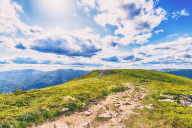 Güzel bir bulutlu gökyüzü ile güzel dağ manzara. Dağ manzarası. Seyahat.