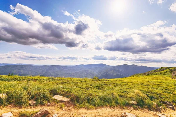 Hermoso paisaje de montaña con un hermoso cielo nublado. Paisaje de montaña. Viajes . — Foto de Stock