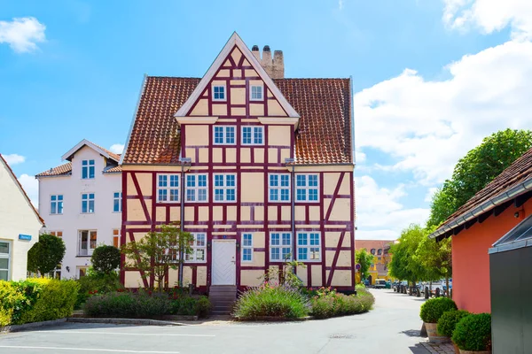 Vackert hus med orangefärgat tak. Danmark. Köpenhamn. Arkitekturen. — Stockfoto