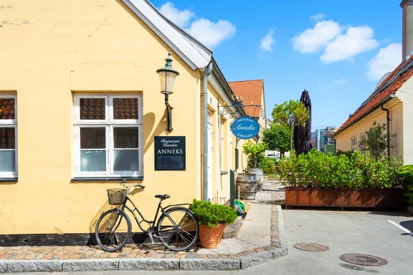 Kopenhagen. Denemarken. 23 juli. Prachtige gevel van een klein restaurant in Kopenhagen. Architectuur. — Stockfoto