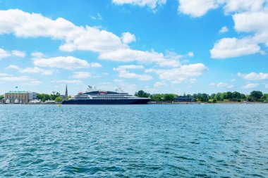 İskelenin yanında güzel bir deniz yolcu gemisi. Sıcak güneşli bir gün. Deniz taşımacılığı.