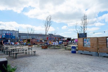 Kopenhag. Danimarka. 25 Temmuz 2019. Çeşitli güzel sokak gıda kafeler. Reffen bir şehir meydanı ve sokak gıda pazarı.