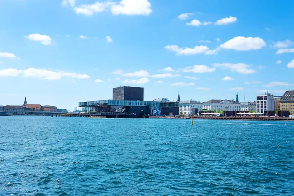 Hermosa arquitectura de Copenhague en el canal. Café o Restaurante Ofelia. Un día soleado brillante. Arquitectura . — Foto de Stock