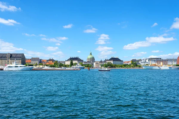 Hermosa arquitectura de Copenhague en el canal con barcos y yates. Un día soleado brillante. Arquitectura . — Foto de Stock