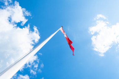 Danimarka bayrağı mavi gökyüzü.