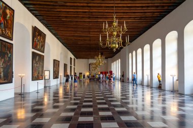 Helsingør. Danimarka. 26 Temmuz. 2019. Kronborg Kalesi'nin misafirlerini kabul etmek için salonlardan biri. Danimarka Simgesel Yapılar Mimarisi