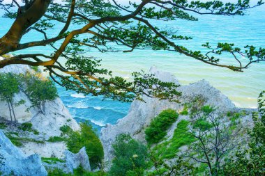 Uçurumdan güzel deniz manzarası. Üstte görüntü.