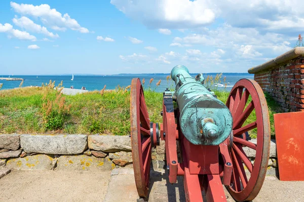 Old beautiful cannon on the backdrop of the sea and cloudy sky. — Stock Photo, Image