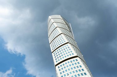 Malmö. İsveç. 29 Temmuz. 2019. Turning Torso, bulutlu bir gökyüzüne karşı güzel bir gökdelen. Mimari'nin altından görüntüle.