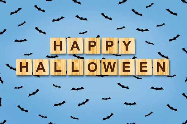 Buon Halloween, scritte su blocchi di legno su sfondo blu. Sfondo festivo . — Foto Stock