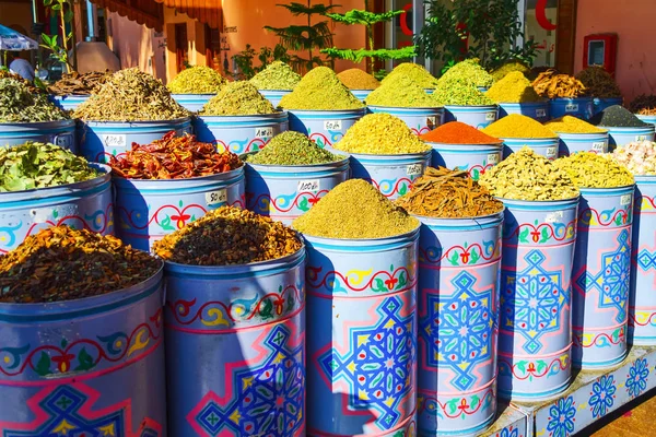 Marruecos. Marrakech. 8 de diciembre de 2018. Tienda con diferentes especias. Marruecos. Marrakech. Viajes . — Foto de Stock