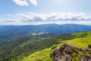Güzel bir bulutlu gökyüzü ile güzel dağ manzara. Dağ manzarası. Seyahat.