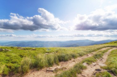 Güzel bir bulutlu gökyüzü ile güzel dağ manzara. Dağ manzarası. Seyahat.