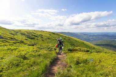 Güzel bir bulutlu gökyüzü ile güzel dağ manzara. Dağ manzarası. Seyahat.