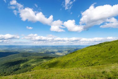 Güzel bir bulutlu gökyüzü ile güzel dağ manzara. Dağ manzarası. Seyahat.