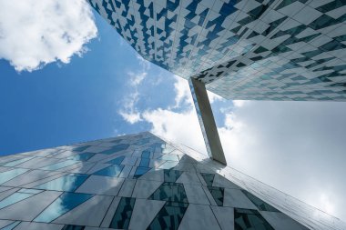 Kopenhag. Danimarka. 24 Temmuz. 2019: Bir cam binanın cephesi. Bulutlu gökyüzü Alt görünümü. Close. Mimari.