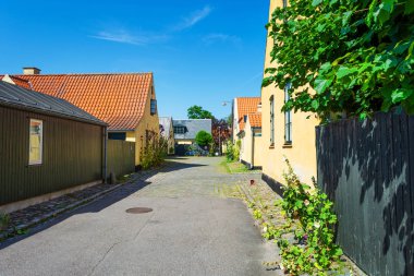 Güzel, sarı eski evleri olan küçük sokaklar. Geleneksel İskandinav evleri. Dragor, Danimarka. Mimari.