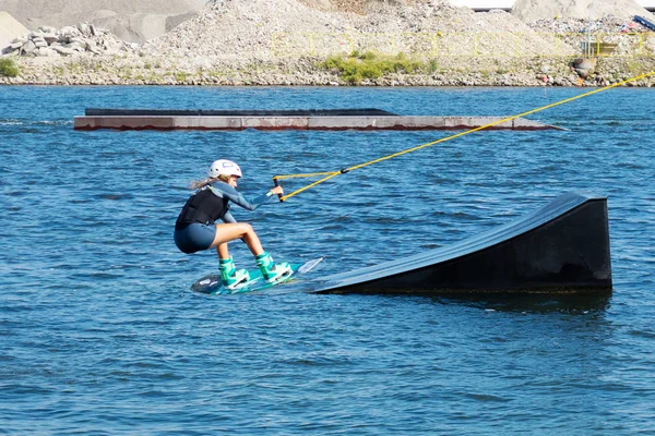 Kodani. Dánsko. Červenec 23th. 2019: mladá dívka na wakeboard. Park wakeboard v Kodani. Dánsko. Sport. Rekreace. — Stock fotografie