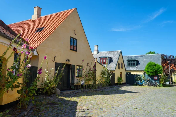Kleine straatjes met mooie, gele oude huizen. Traditionele Scandinavische huizen. Dragor, Denemarken. Architectuur. — Stockfoto