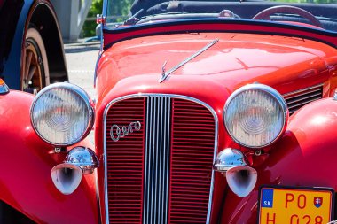 Lviv. Ukrayna. 1 Haziran. 2019. Eski bir arabanın farları. Yakın plan. Leopolis Grand Prix.