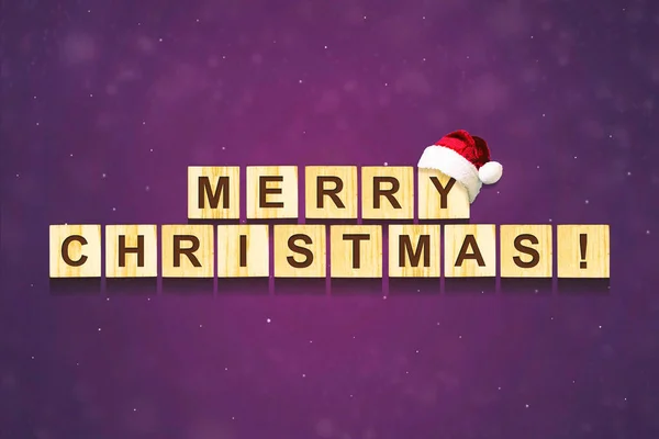 Frohe Weihnachten Schriftzug auf Holzklötzen auf dunklem Hintergrund. Weihnachtskarte. f — Stockfoto
