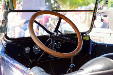 Lviv Ukrayna. 1 Haziran. 2019. Retro araba. Direksiyon ve iç mekan. Yakın plan. Leopolis Grand Prix.